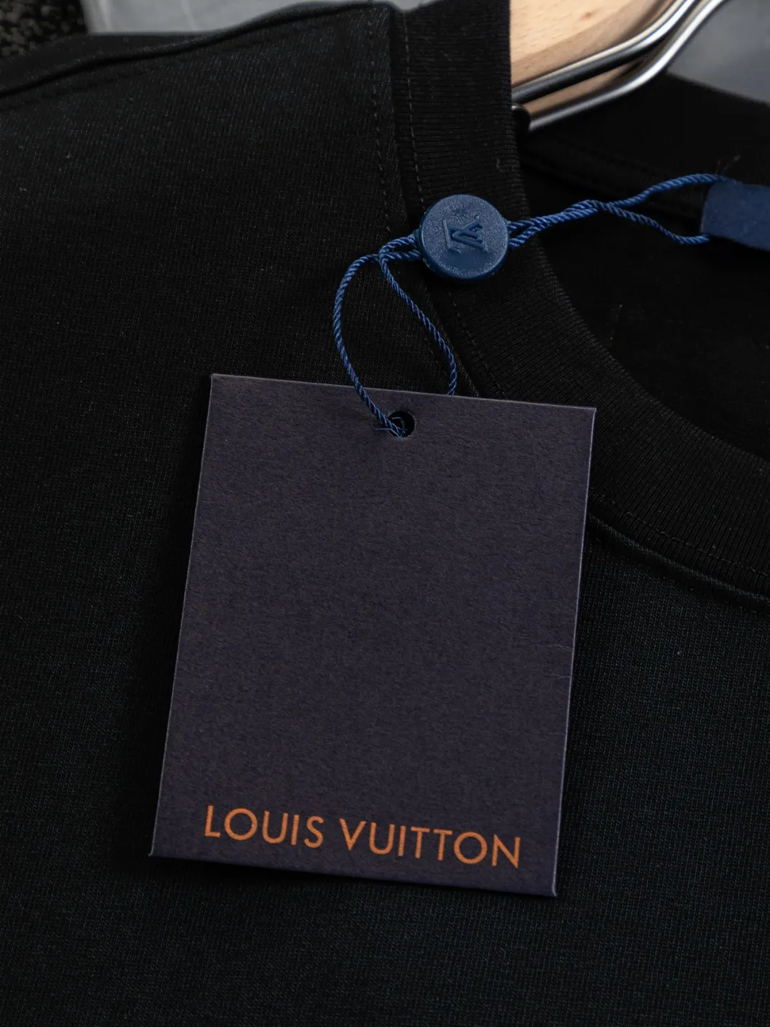 🅿️190 Louis Vuitton 1V LV lv slightly wide version S-XL LV 26ss new products are available at counters at the same time. Multiple craftsmanship Snow Mountain🏔️Ski⛷️Flocked Foam Print Ski⛷️ series T-shirts, the front foam print combines snow mountains, forests and abstract cracks, with the LV logo hidden, full of artistic sense. Round neck short-sleeved T-shirt, same style for men and women! Consigned to one-to-one creation. Synchronized with the official website, pure cotton fabrics at the counter! It is close to the skin and comfortable, durable and easy to wear. It has a classic and simple logo design and meticulous original craftsmanship. Short-sleeves, a must-have item for men, do not appear to be the same for the general public, but must be unique and eye-catching. This LV short-sleeve is all about quality, comfort, the same shape and fashion as always, including fabrics and cutting techniques. All of them have been made with great effort! 320 grams of washed pure cotton fabric, pure cotton is breathable, very refreshing and comfortable for daily wear. The rib knitting on the neckline is smooth and tight, and the neckline will not be skewed if you toss it at will. The loose version, you will find that it looks really good on the upper body. The overall is minimalist and neat, super versatile for daily use! Pair it casually with a pair of pants for a youthful look. A T-shirt will make your outfit crazy. It is a fashionable item that can never go wrong! Color: Black White Size: S-XL Size chart: S: Shoulder width 50-Bust 56-Length 70 M: Shoulder width 52-Bust 57-Length 72 L: Shoulder width 54-Bust 59-Length 74 XL: Shoulder width 56-Bust 62-Length 76